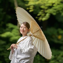 鎌倉・妙本寺で夏に撮影した和装前撮り 鎌倉・妙本寺で白無垢を着用した新婦が番傘を持って写る和装ウェディングフォト