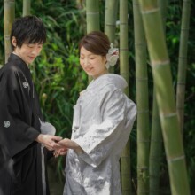 鎌倉・英勝寺で春に撮影した和装前撮り 鎌倉・英勝寺で白無垢を着用した新婦と紋付袴を着用した新郎が手を取って写る和装ウェディングフォト