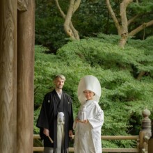 鎌倉・妙本寺で秋に撮影した和装前撮り 鎌倉・妙本寺で白無垢を着用した新婦と紋付袴を着用した新郎が綿帽子をかぶって写る和装前撮り
