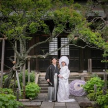 鎌倉・瑞泉寺で春に撮影した和装前撮り 鎌倉・瑞泉寺で白無垢を着用し綿帽子をかぶった新婦と紋付袴を着用した新郎が写る和装前撮り