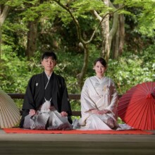 鎌倉・妙本寺で春に撮影した和装前撮り 鎌倉・妙本寺で白無垢を着用した新婦と紋付袴を着用した新郎が正座をしている和装ウェディングフォト