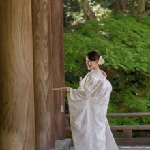 鎌倉・妙本寺で春に撮影した和装前撮り 鎌倉・妙本寺で白無垢を着用した新婦の後ろ姿を写した和装ソロショット