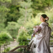 鎌倉・建長寺で夏に撮影した和装前撮り 鎌倉・建長寺で白無垢を着用した新婦がブーケを持ちお庭を見つめている和装ソロショット