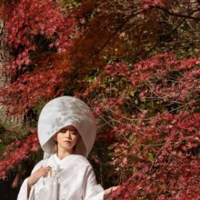 鎌倉・建長寺で秋に撮影した和装前撮り 鎌倉・建長寺で白無垢を着用した新婦が紅葉と一緒に写る和装ソロショット