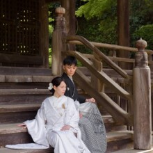 鎌倉・妙本寺で春に撮影した和装前撮り 鎌倉・妙本寺で白無垢を着用した新婦と紋付袴を着用した新郎が階段で座っている和装前撮り