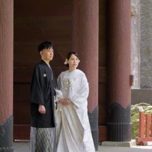 鎌倉・妙本寺で春に撮影した和装前撮り 鎌倉・妙本寺で白無垢を着用した新婦と紋付袴を着用した新郎が遠くを見つめて写る和装前撮り