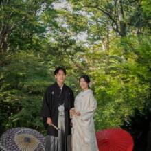鎌倉・妙本寺で秋に撮影した和装前撮り 鎌倉・妙本寺で白無垢を着用した新婦と紋付袴を着用した新郎が笑顔で写る和装ウェディングフォト