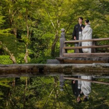 鎌倉・妙本寺で秋に撮影した和装前撮り 鎌倉・妙本寺で白無垢を着用した新婦と紋付袴を着用した新郎が笑遠くを見つめている和装前撮り