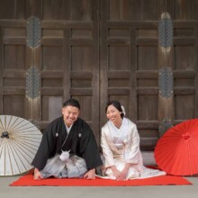 鎌倉・建長寺で秋に撮影した和装前撮り 鎌倉・建長寺で白無垢を着用した新婦と紋付袴を着用した新郎が正座をしている和装前撮り