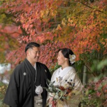 鎌倉・建長寺で秋に撮影した和装前撮り 鎌倉・建長寺で白無垢を着用しブーケを持つ新婦と紋付袴を着用した新郎が紅葉の中で見つめ合ってる和装ウェディングフォト
