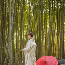 鎌倉・建長寺で春に撮影した和装前撮り 鎌倉・建長寺で白無垢を着用した新婦の後ろ姿を写した和装ソロショット