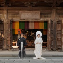 鎌倉・建長寺で春に撮影した和装前撮り 鎌倉・建長寺で白無垢を着用したと紋付袴を着用した新郎が写る和装前撮り
