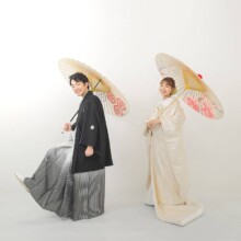 鎌倉・旧横浜スタジオで夏に撮影した和装前撮り 鎌倉・旧横浜スタジオで白無垢を着用した新婦と紋付袴を着用した新郎が番傘を持って写る和装前撮り