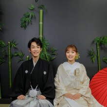 鎌倉・旧横浜スタジオで夏に撮影した和装前撮り 鎌倉・旧横浜スタジオで白無垢を着用した新婦と紋付袴を着用した新郎が正座をしている和装前撮り
