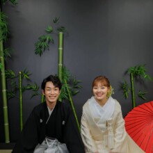 鎌倉・旧横浜スタジオで夏に撮影した和装前撮り 鎌倉・旧横浜スタジオで白無垢を着用した新婦と紋付袴を着用した新郎が正座をしている和装前撮り