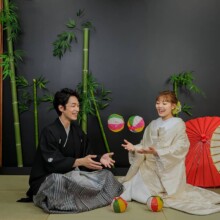 鎌倉・旧横浜スタジオで夏に撮影した和装前撮り 鎌倉・旧横浜スタジオで白無垢を着用した新婦と紋付袴を着用した新郎が遊んでいる和装ウェディングフォト