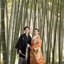 鎌倉・建長寺で冬に撮影した和装前撮り 鎌倉・建長寺で色打掛を着用した新婦と紋付袴を着用した新郎が笑顔で写る和装ウェディングフォト