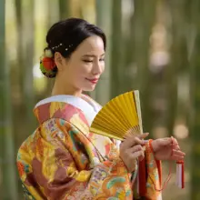 鎌倉・建長寺で冬に撮影した和装前撮り 鎌倉・建長寺で色打掛を着用した新婦が扇子を持って写る和装前撮り