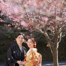 鎌倉・建長寺で冬に撮影した和装前撮り 鎌倉・建長寺で色打掛を着用した新婦と紋付袴を着用した新郎が寄り添って写る和装ウェディングフォト