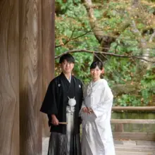 鎌倉・妙本寺で撮影した和装前撮り 鎌倉・妙本寺で白無垢を着用した新婦と紋付袴を着用した新郎が笑顔で写る和装前撮り