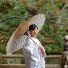 鎌倉・妙本寺で撮影した和装前撮り 鎌倉・妙本寺で白無垢を着用した新婦が番傘を持ってほほ笑む和装前撮り