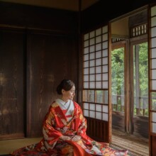 鎌倉・ 檑亭で夏に撮影した和装前撮り 鎌倉・ 檑亭で正座をした新婦が色打掛を着用した和装前撮り