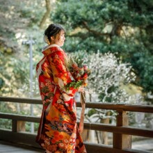 鎌倉・ 妙本寺で春に撮影した和装前撮り 鎌倉・ 妙本寺でブーケを持った新婦が色打掛を着用した和装前撮り