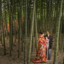 鎌倉・建長寺で秋に撮影した和装前撮り 鎌倉・建長寺で色打掛を着用した新婦と紋付袴を着用した新郎が向かい合う和装前撮り