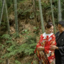鎌倉・英勝寺で夏に撮影した和装前撮り 鎌倉・竹林のお寺で色打掛を着用した新婦と紋付袴の新郎が写る和装前撮り