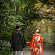 鎌倉・ 妙本寺で撮影した和装前撮り 鎌倉・ 妙本寺で色打掛を着用した新婦と紋付袴の新郎が手を繋ぐ、後ろ姿の和装前撮り