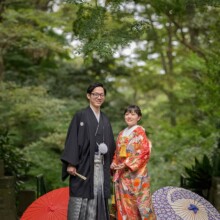 鎌倉・妙本寺で秋に撮影した和装前撮り 鎌倉・妙本寺で色打掛を着用した新婦と紋付袴を着用した新郎が写る和装前撮り