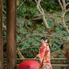 鎌倉・妙本寺で撮影した和装前撮り 鎌倉・妙本寺で色打掛を着用した新婦が扇子を持つ和装前撮り