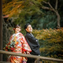 鎌倉・妙本寺で秋に撮影した和装前撮り 鎌倉・妙本寺で色打掛を着用した新婦と紋付袴姿の新郎が背中合わせに立つ和装前撮り