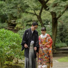 鎌倉・妙本寺で秋に撮影した和装前撮り 鎌倉・妙本寺で色打掛を着用した新婦と紋付袴を着用した新郎が愛犬と一緒に残す和装前撮り