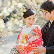 鎌倉・妙本寺で撮影した和装前撮り 鎌倉・妙本寺で色打掛を着用した新婦と紋付袴姿の新郎が写る和装前撮り