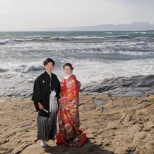 鎌倉・稲村ガ崎で撮影した和装前撮り 鎌倉・稲村ガ崎で色打掛を着用した新婦と紋付袴を着用した新郎の和装前撮り