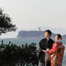 鎌倉・稲村ガ崎で撮影した和装前撮り 鎌倉・稲村ガ崎で色打掛を着用した新婦と紋付袴を着用した新郎が江ノ島をバックに残す和装前撮り