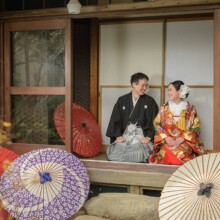 鎌倉・鎌倉本店で撮影した和装前撮り 鎌倉・鎌倉本店で色打掛を着用した新婦と紋付袴を着用した新郎が縁側で正座をしている和装ウェディングフォト