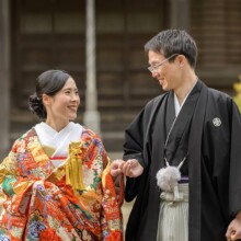 鎌倉・鎌倉本店の隣の神社で撮影した和装前撮り 鎌倉・鎌倉本店の隣の神社で色打掛を着用した新婦と紋付袴を着用した新郎が手を取って歩く和装前撮り