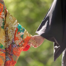 秋に撮影した和装手元ショット 色打掛を着用した新婦と紋付袴を着用した新郎が握っている和装前撮りショット