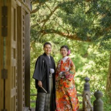 鎌倉・妙法寺で夏に撮影した和装前撮り 鎌倉・妙法寺で色打掛を着用した新婦と紋付袴を着用した新郎が笑顔で写る和装前撮り
