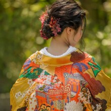 後ろ姿と和装ヘアスタイルのショット 色打掛を着用した新婦の後ろ姿をヘアスタイルを写した和装ショット