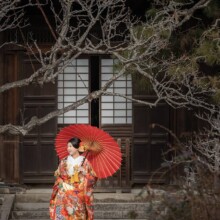 鎌倉・瑞泉寺で冬に撮影した和装前撮り 鎌倉・瑞泉寺で色打掛を着用した新婦が番傘を持って歩く和装前撮り