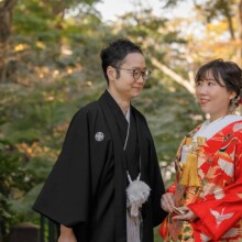 鎌倉・妙本寺で秋に撮影した和装前撮り 鎌倉・妙本寺で色打掛を着用した新婦と紋付袴を着用した新郎が笑顔で写る和装前撮り