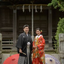 鎌倉・鎌倉本店の隣の神社で夏に撮影した和装前撮り 鎌倉・鎌倉本店の隣の神社で色打掛を着用した新婦と紋付袴を着用した新郎が写る和装前撮り