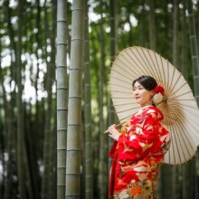 鎌倉・建長寺で夏に撮影した和装前撮り 鎌倉・建長寺で色打掛を着用した新婦が番傘を持ち竹林の中に立っている和装前撮り