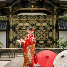 鎌倉・建長寺で夏に撮影した和装前撮り 鎌倉・建長寺で色打掛を着用した新婦が唐門の前で後ろ姿を写している和装前撮り