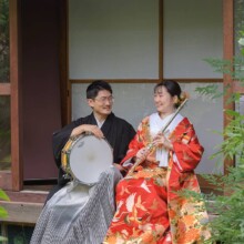 鎌倉・鎌倉本店で夏に撮影した和装前撮り 鎌倉・鎌倉本店で色打掛を着用した新婦と紋付袴を着用した新郎が縁側に座ってる写る和装前撮り