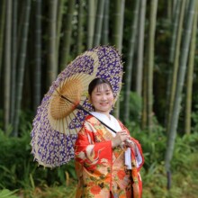 鎌倉・英勝寺で夏に撮影した和装前撮り 鎌倉・英勝寺で色打掛を着用した新婦が番傘を持ち笑顔で写っている和装前撮り