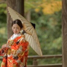 鎌倉・妙本寺で秋に撮影した和装前撮り 鎌倉・妙本寺で色打掛を着用した新婦が番傘を持って写る和装前撮り